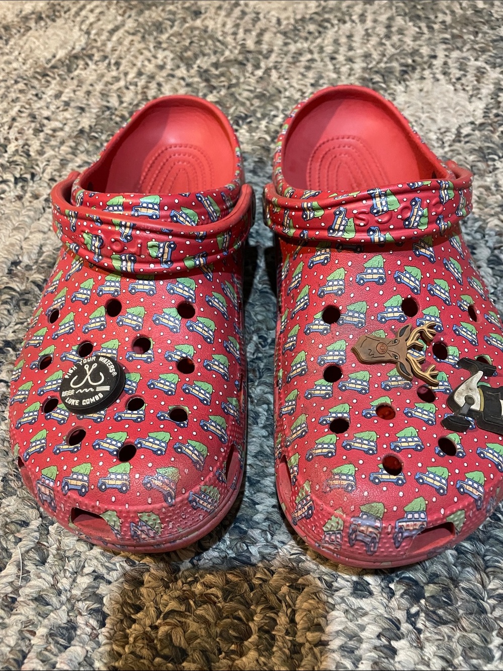 Crocs Vineyard Vine Christmas tree deign.